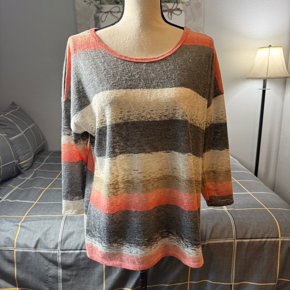 ♥️❄️NWOT Exclusive One Striped Lightweight Knit Top in Gray, Cream&Coral Size M